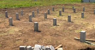 Фундамент на забивных жб сваях под ключ в Сланцах - фундамент из забивных железобетонных свай цена от 3115 руб/м2